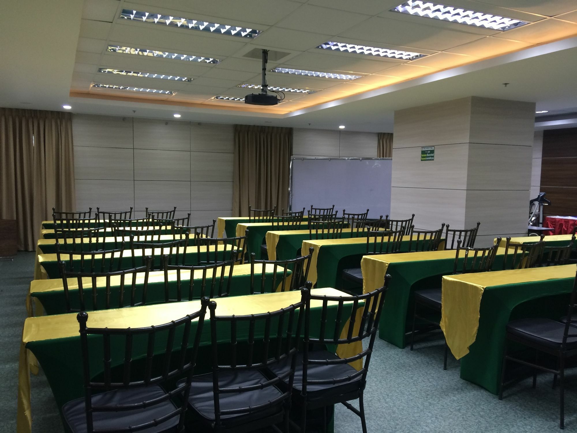 Eurotel Vivaldi Araneta เกซอนซิตี้ ภายนอก รูปภาพ