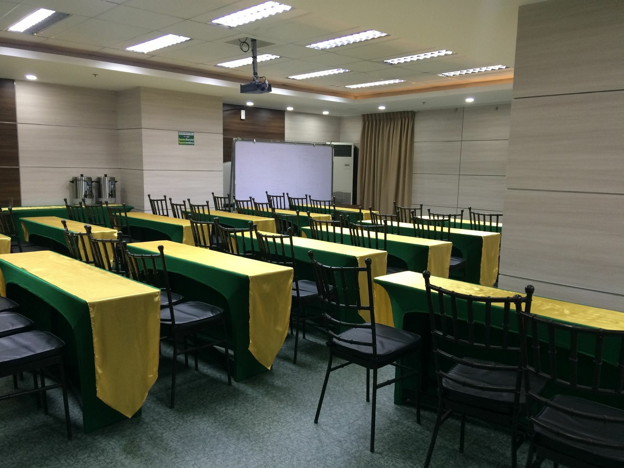 Eurotel Vivaldi Araneta เกซอนซิตี้ ภายนอก รูปภาพ